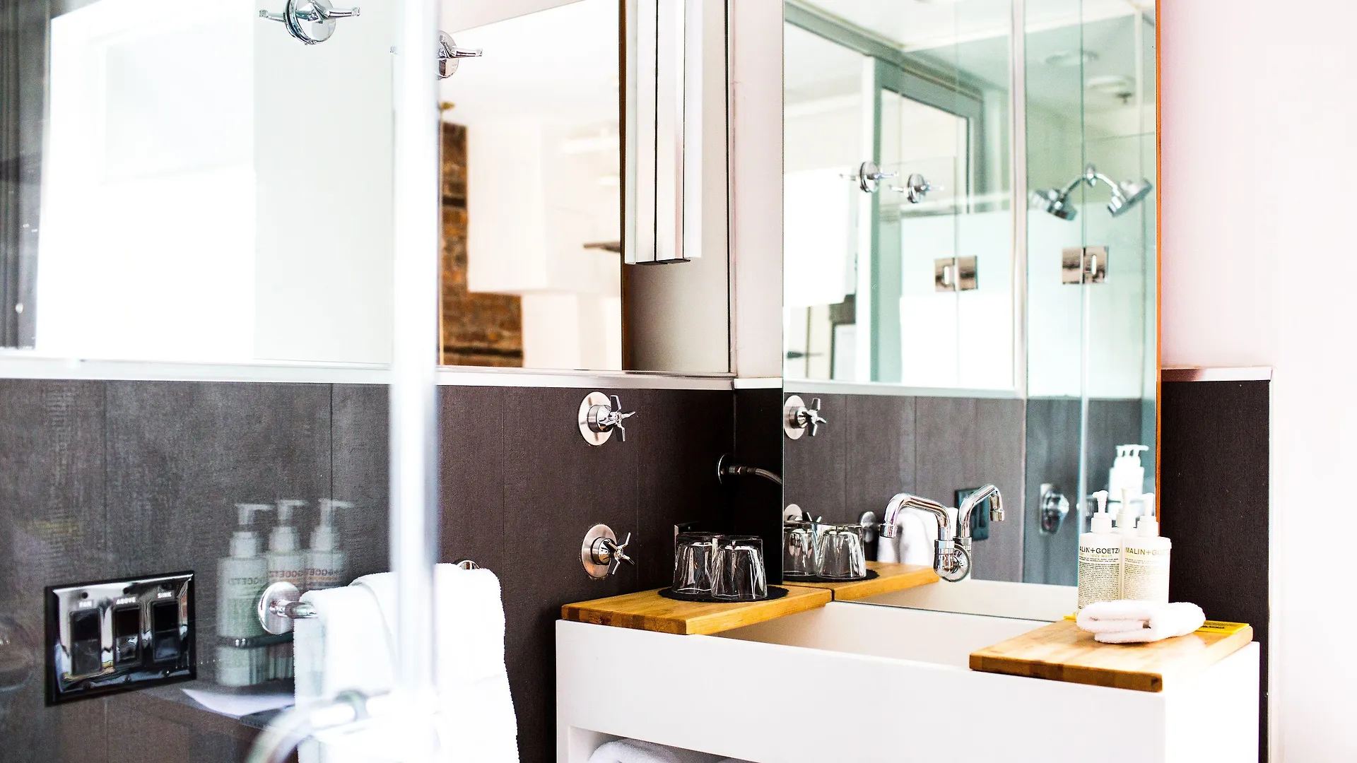 ****  The Drake Hotel Canada